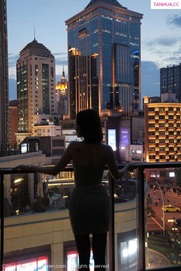 短发御姐果儿Victoria 一袭简约吊裙与夜景